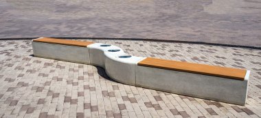 Parkta çöp kutusu olan orijinal bank