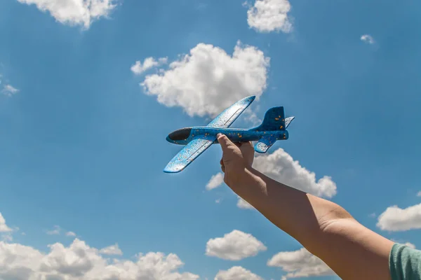 Flyet Barns Hånd Mod Himlen - Stock-foto