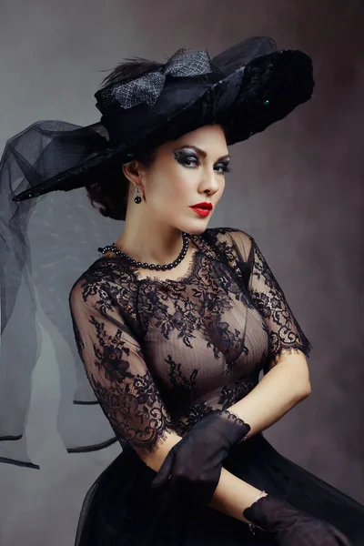 Femme Fatale Žena Černé Módní Klobouk Krajkové Šaty — Stock fotografie