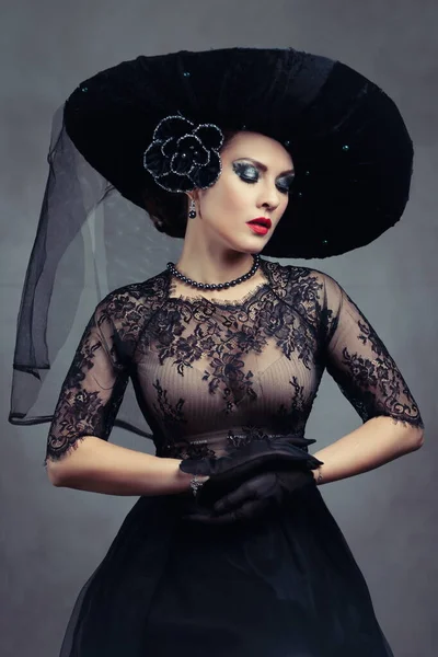 Femme Fatale Mulher Preto Chapéu Elegante Vestido Renda — Fotografia de Stock