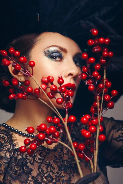 Vacker Kvinna Med Kväll Makeover Ylande Röda Bär — Stockfoto