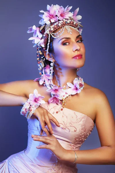 Schöne Frau Rosa Blumenkranz Mode Rosa Kleid Violetten Hintergrund — Stockfoto