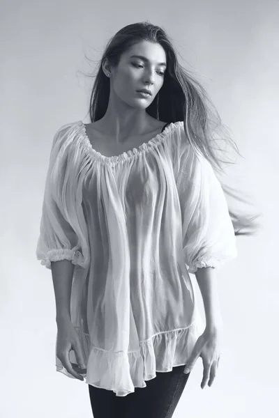 Studio Portret Pięknej Młodej Kobiety Długimi Włosami Monochromatyczne Czarno Białe — Zdjęcie stockowe