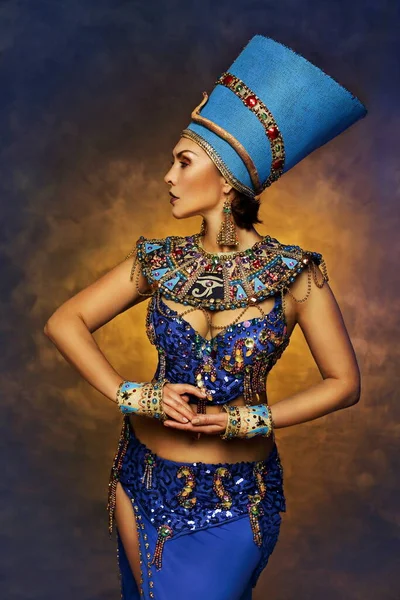 Mooie Vrouw Neftiti Kostuum Geel Blauwe Studio Achtergrond — Stockfoto