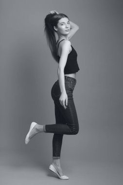 Uzun saçlı, siyah beyaz tek renkli güzel bir kadının stüdyo portresi.