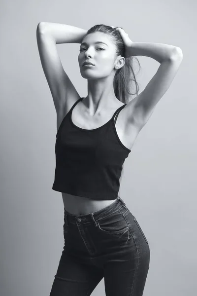 Slim Sensual Testowanie Doskonałości Nowoczesnej Mody Piękną Młodą Modelką Monochromatycznych — Zdjęcie stockowe