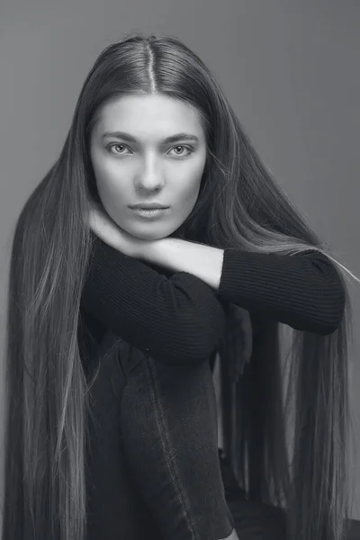 Uzun Saçlı Siyah Beyaz Tek Renkli Güzel Bir Kadının Stüdyo — Stok fotoğraf