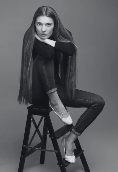Uzun Saçlı Siyah Beyaz Tek Renkli Güzel Bir Kadının Stüdyo — Stok fotoğraf