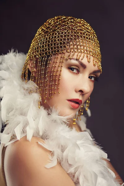 フラッパー女性から轟音20代レトロヴィンテージスタイルとともに黄金の頭飾り20代 — ストック写真