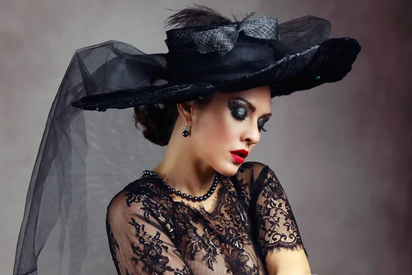 Femme Fatale Mulher Preto Chapéu Elegante Vestido Renda — Fotografia de Stock