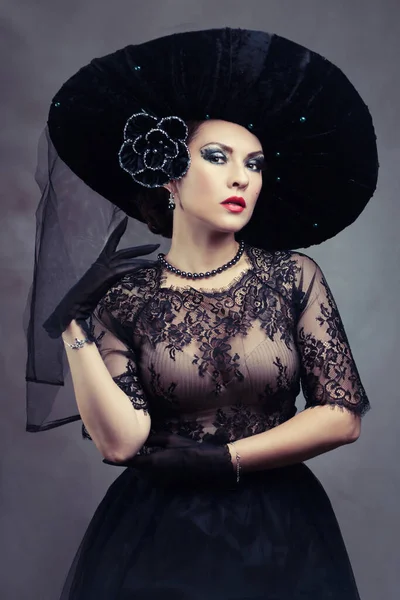 Femme Fatale Vrouw Zwart Fashionable Hoed Kant Jurk — Stockfoto