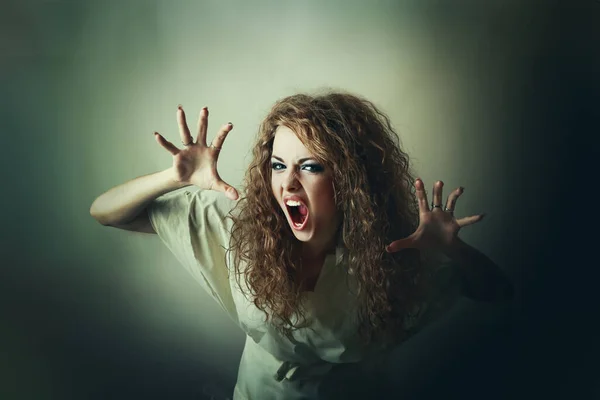 Beängstigend Verrückte Frau Schreit Beängstigende Zombie Stockbild