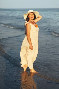 Güneş şapkalı kadın Adriyatik Denizi 'nin sularında duruyor