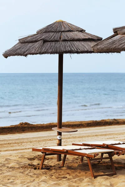Sonnenschirm Und Strand Charis Morgen Bibione Italien 2023 — Stockfoto