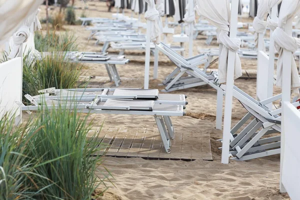Liegestühle Strand Sand Bibione Italien Frühen Morgen Leer — Stockfoto