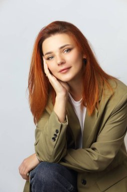 Genç girişimci kadın, şahsi marka fotoğrafı için poz veriyor.