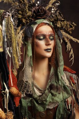 Şaman kadın, yaratıcı yüz sanatı fantezi başlıklı, çiçekli ve boynuzlu