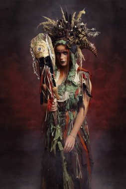 Vahşi fantezi şaman büyücü Warloc kadın boho elbisesi ve çiçekli taç elinde sihirli şeyler ile