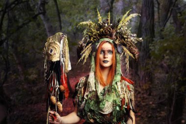 Fantezi şaman kadın ormanda kostüm giymiş.