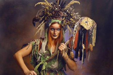 Şaman kadın, yaratıcı yüz sanatı fantezi başlıklı, çiçekli ve boynuzlu