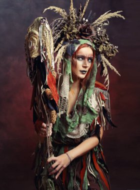 Şaman kadın, yaratıcı yüz sanatı fantezi başlıklı, çiçekli ve boynuzlu