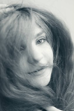 Saklanmış bir kızın yüzü