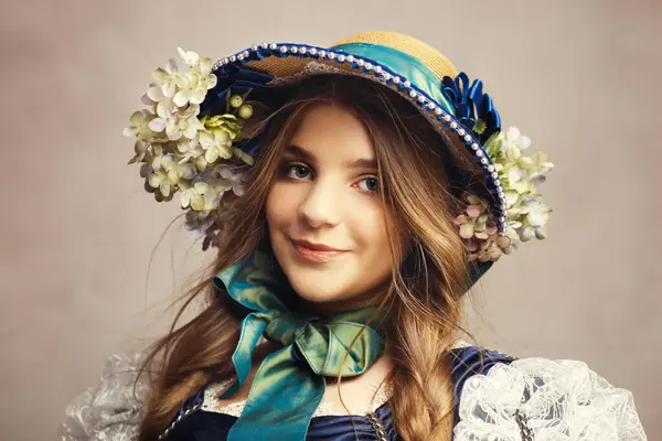 Joven Adolescente Mujer Retrato Regencia Era Gorro Sombrero Cerca Imágenes de stock libres de derechos