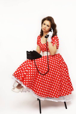 Afiş kızı üzgün ve kızgın. Retro telefondan arıyor. 