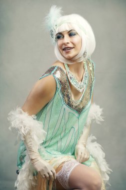Flapper retro kadın kükreyen 20 'li yaşlarda klasik stil portre nane rengi saç bandı.