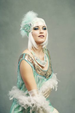 Flapper retro kadın kükreyen 20 'li yaşlarda klasik stil portre nane rengi saç bandı.