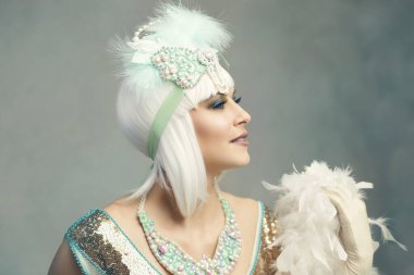 Flapper retro kadın kükreyen 20 'li yaşlarda klasik stil portre nane rengi saç bandı.