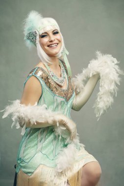 Flapper retro kadın kükreyen 20 'li yaşlarda klasik stil portre nane rengi saç bandı.