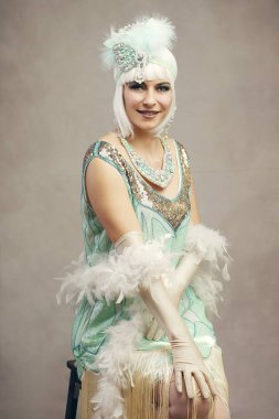 Flapper retro kadın kükreyen 20 'li yaşlarda klasik stil portre nane rengi saç bandı.