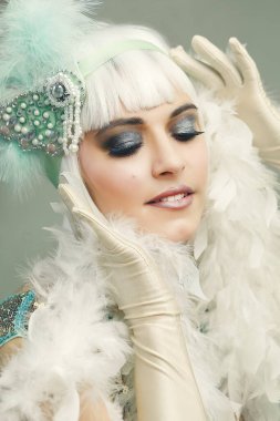 Flapper retro kadın kükreyen 20 'li yaşlarda klasik stil portre nane rengi saç bandı.