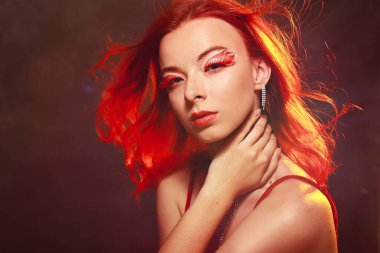 Alevlerin Prensesi, fantezi makyajlı, alev alev yanan ve turuncu saçlı.