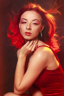 Alevlerin Prensesi, fantezi makyajlı, alev alev yanan ve turuncu saçlı.