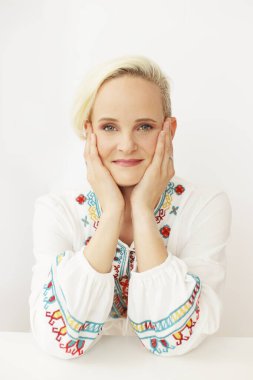 Güzel ve orta yaşlı kadın elf fantezi kostümü giyiyor.