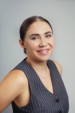 Güzel bisküvi nedenselliği olan kadın kameraya bakıyor.