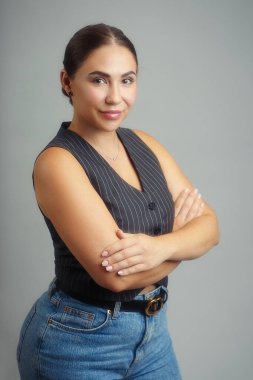 Güzel bisküvi nedenselliği olan kadın kameranın ellerine katlanmış bir şekilde bakıyor.