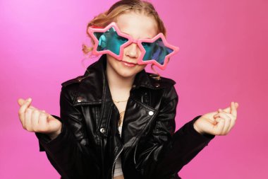 10 yaşındaki bir çocuğun enerjik çekimi! Sette tonlarca güzel ifade ve tavırla çekilen, jest yapan, para isteyen.