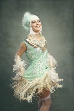 Kıvırcık bir kadın dans ediyor, elbisesiyle oynuyor, eski moda konsept.