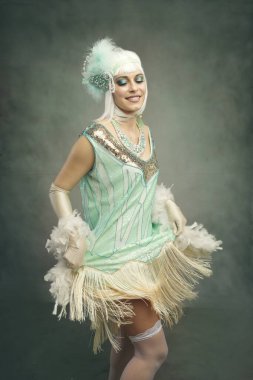 Kıvırcık bir kadın dans ediyor, elbisesiyle oynuyor, eski moda konsept.