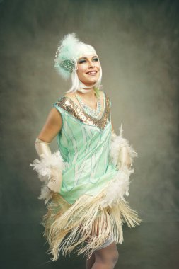 Kıvırcık bir kadın dans ediyor, elbisesiyle oynuyor, eski moda konsept.