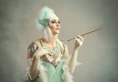 1920 'lerde zarif bir kadındı. Gatsby temalı partiler ve klasik moda promosyonları için mükemmel.