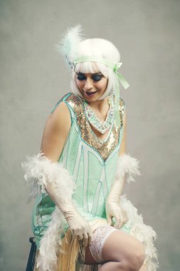 Çorabını düzelten, gülümseyen güzel bir kadının görüntüsü.