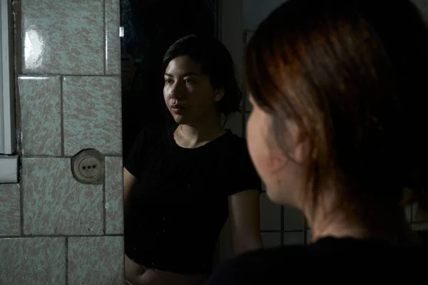 镜中倒影的站立妇女的画像 — 图库照片