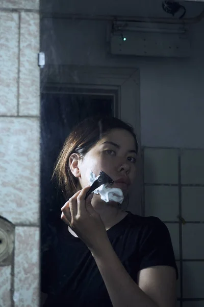 Kadın Elinde Bir Ustura Tutuyor Banyo Aynasında Dikilirken Çenesine Tıraş — Stok fotoğraf