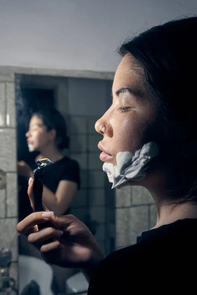 Kadın Elinde Bir Ustura Tutuyor Banyo Aynasında Dikilirken Çenesine Tıraş — Stok fotoğraf
