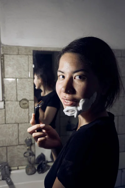 Mulher Segura Uma Navalha Mão Aplica Espuma Barbear Para Queixo — Fotografia de Stock