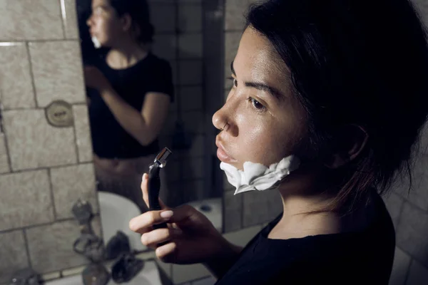 Mujer Sostiene Una Navaja Afeitar Mano Aplica Espuma Afeitar Barbilla Imagen De Stock